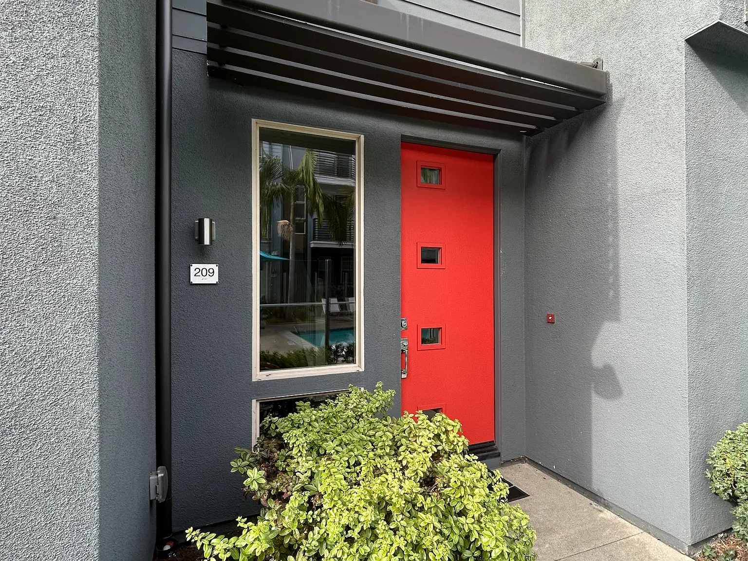 3 bed, 3.5 bath, 2100 sqft, $1,900 — Photo 2