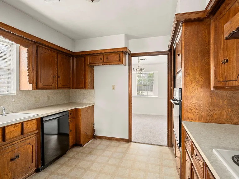 1039 Marcella St — Photo 13