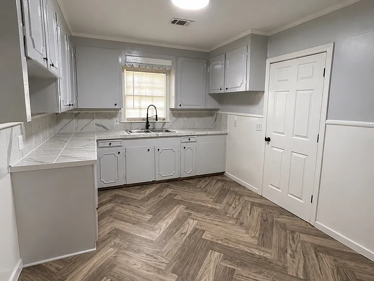 212 Robinhood Rd — Photo 6