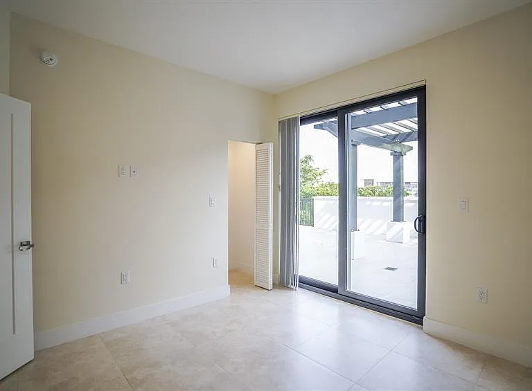 1091 Galiano St #304 — Photo 11