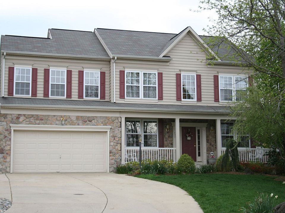 5 bedroom/3.5 bath Colonial