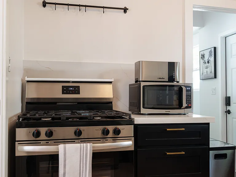 2209 N Gower St — Photo 15