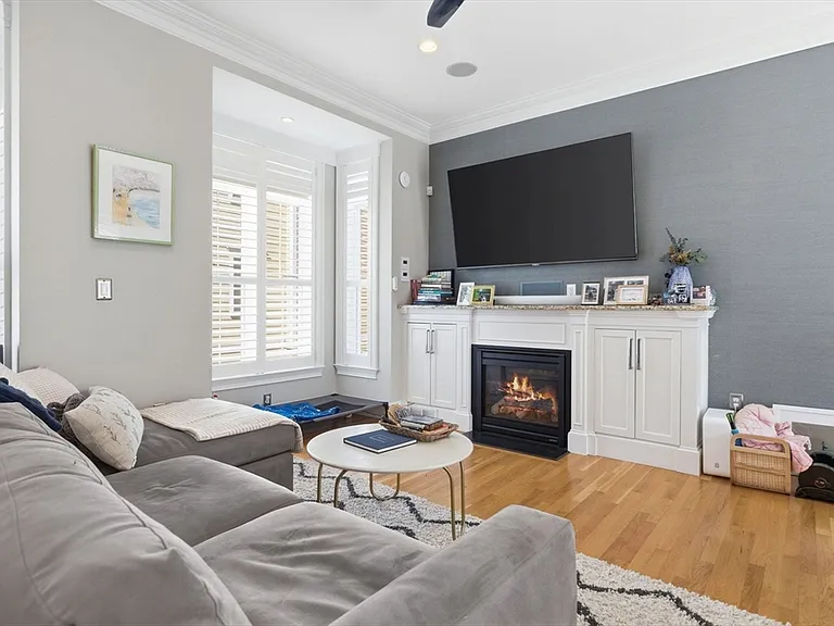 110 Bolton St — Photo 2