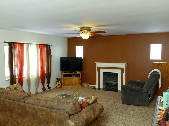 4th image of 452 E 6th St