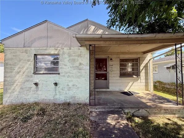 2242 Harrison Ave, Saint Albans, WV 25177
