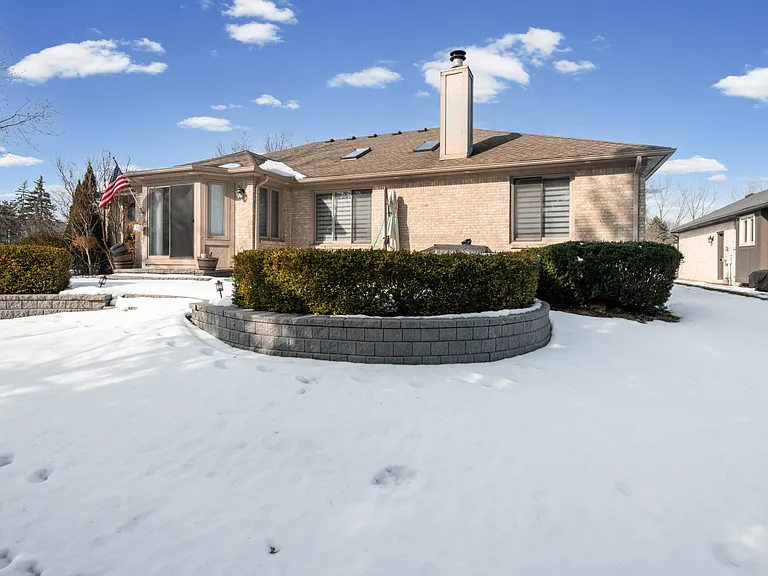 20450 Naves Dr — Photo 6