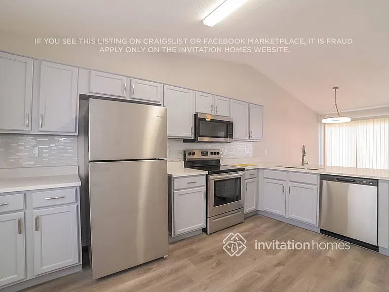 802 E Roberts Ave — Photo 4