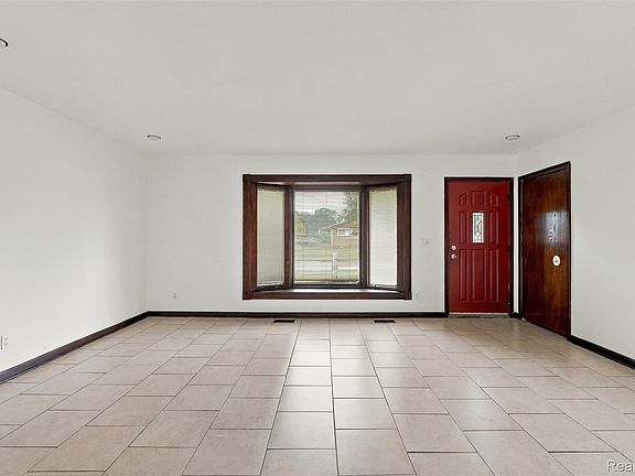 3rd image of 32416 Exeter Dr