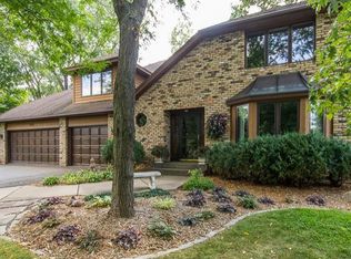 1256 Nursery Hill Ct, Arden Hills, MN 55112
