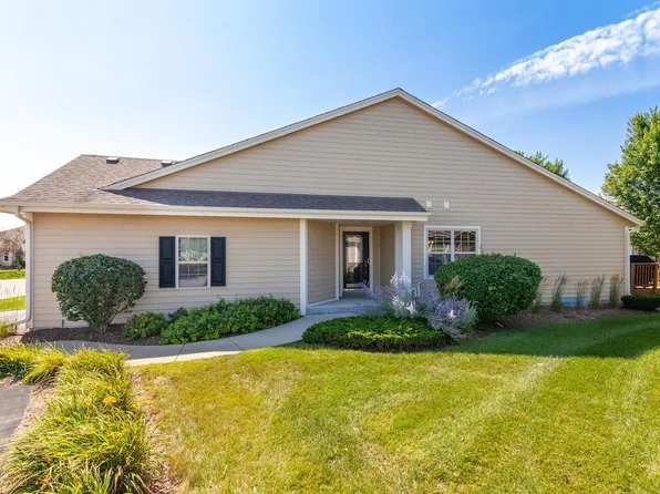 2745 Portage CIRCLE, Waukesha, WI 53189