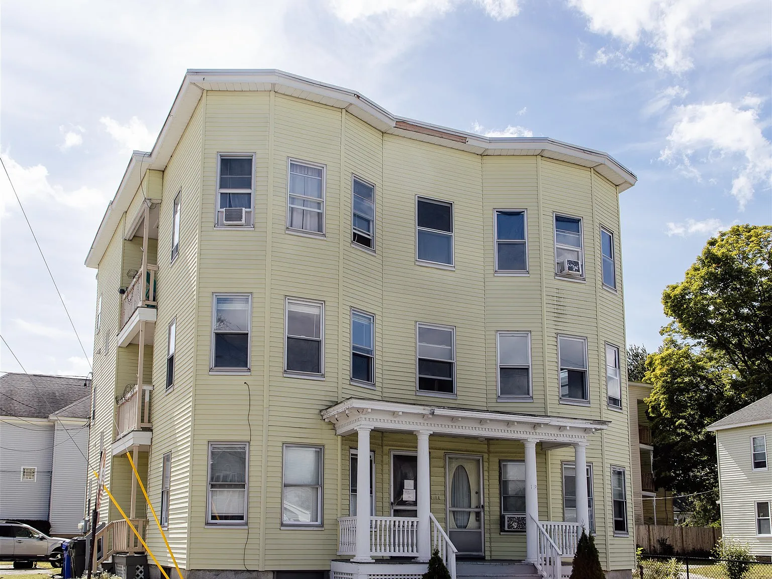 3 bed, 1.0 bath, 1372 sqft, $1,800 — Photo 1