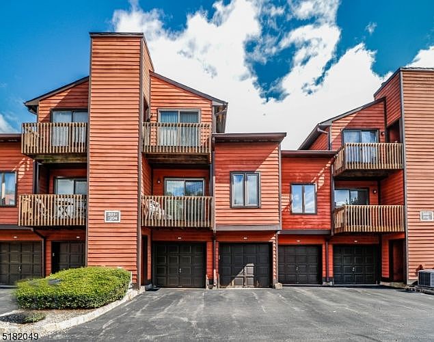 1st image of 204 Village Cmns #204
