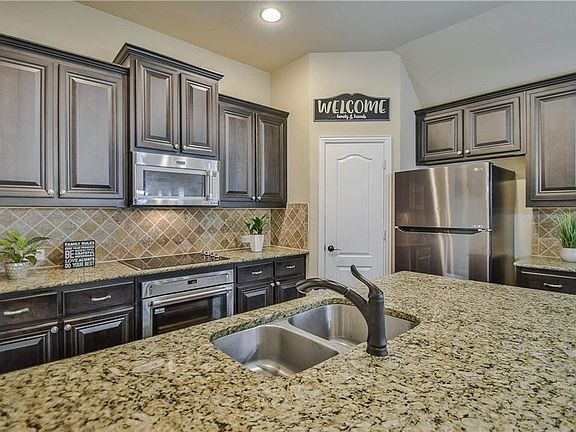 3rd image of 2018 Bay Laurel Dr