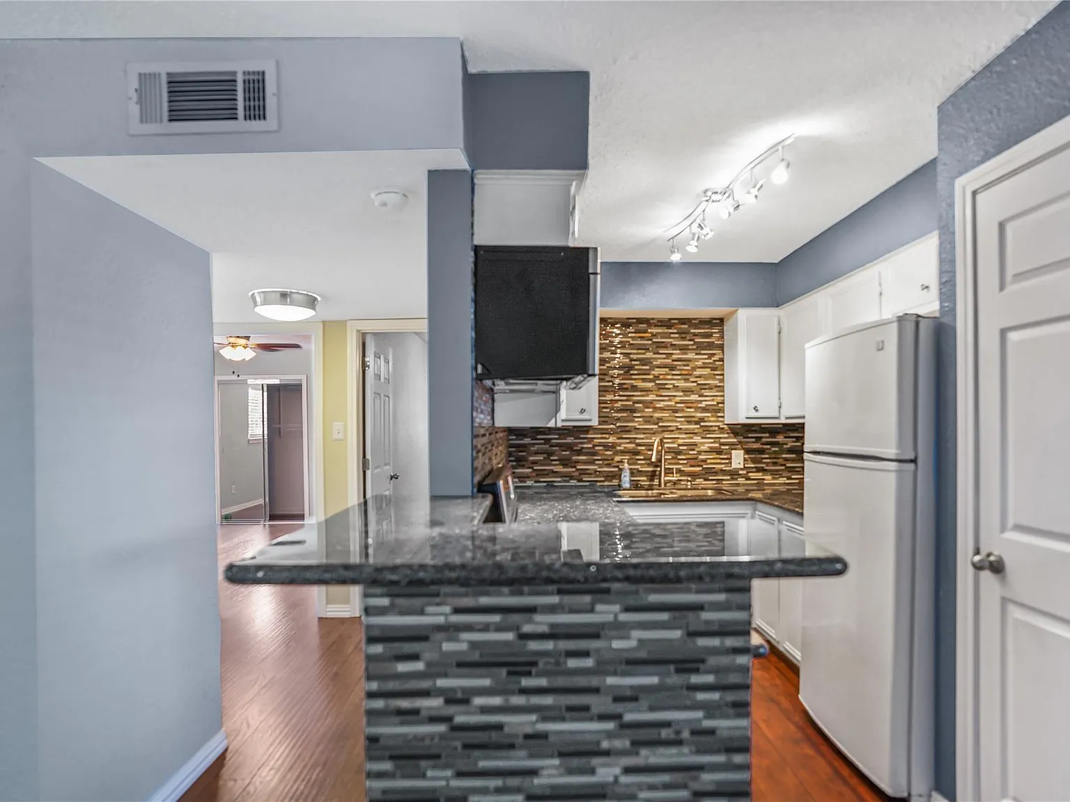 2 bed, 1.0 bath, 846 sqft, $1,450 — Photo 4