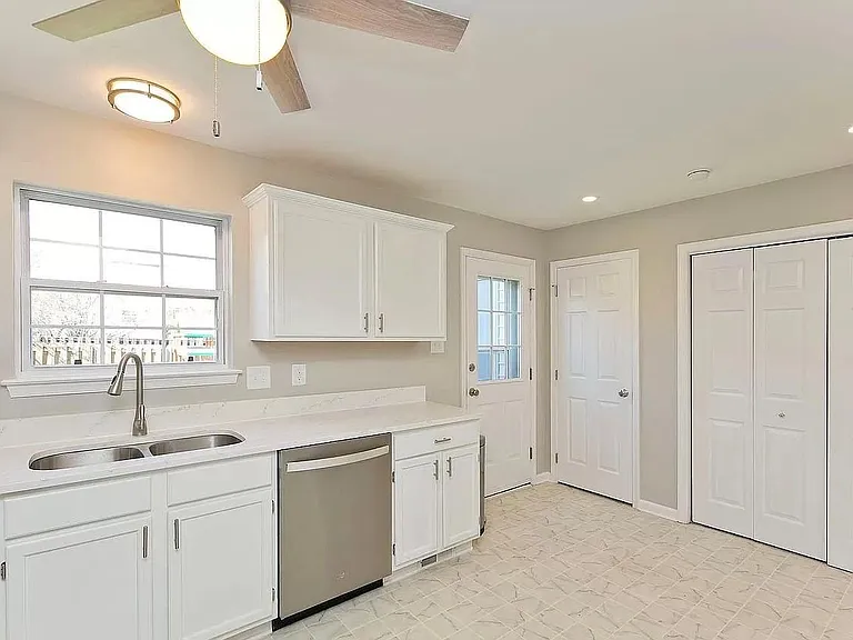 215 Stratford Dr — Photo 12