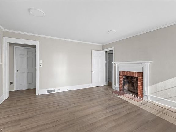 3rd image of 304 Bryan St