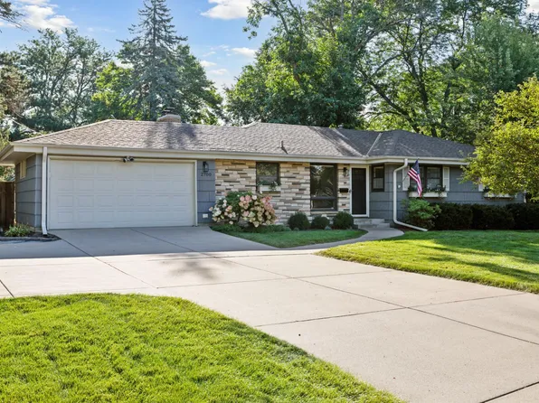 2700 Quail Ave N, Golden Valley, MN 55422