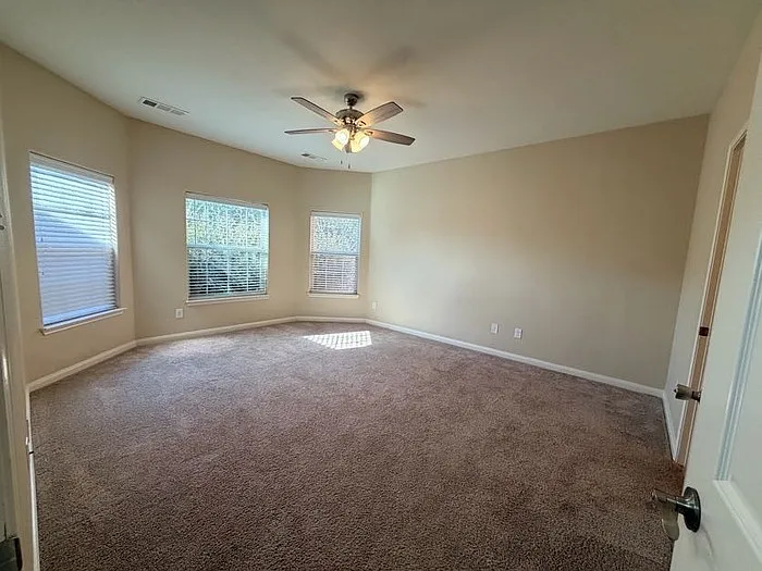 4 bed, 2.0 bath, 2138 sqft, $1,900 — Photo 3