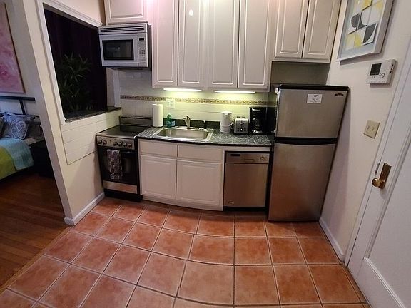 3rd image of 318 W 75th St Unit 5-B