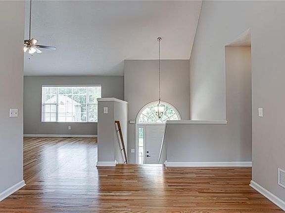 3rd image of 1737 Graywood Dr SE