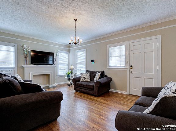 3rd image of 2260 W Mistletoe Ave