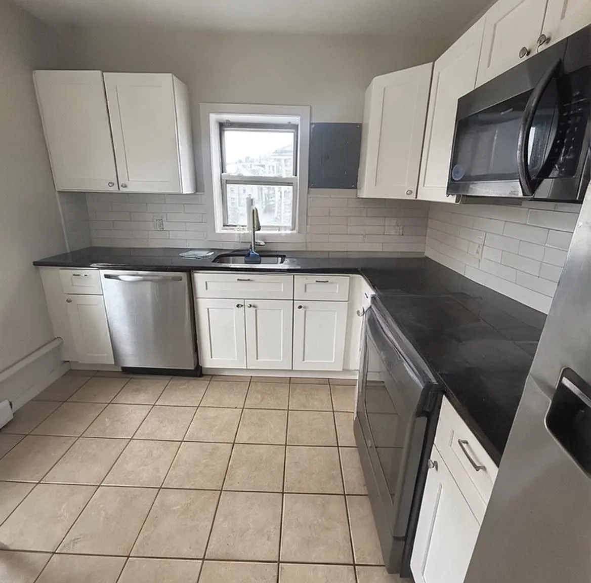 3 bed, 1000 sqft, $2,995 — Photo 3