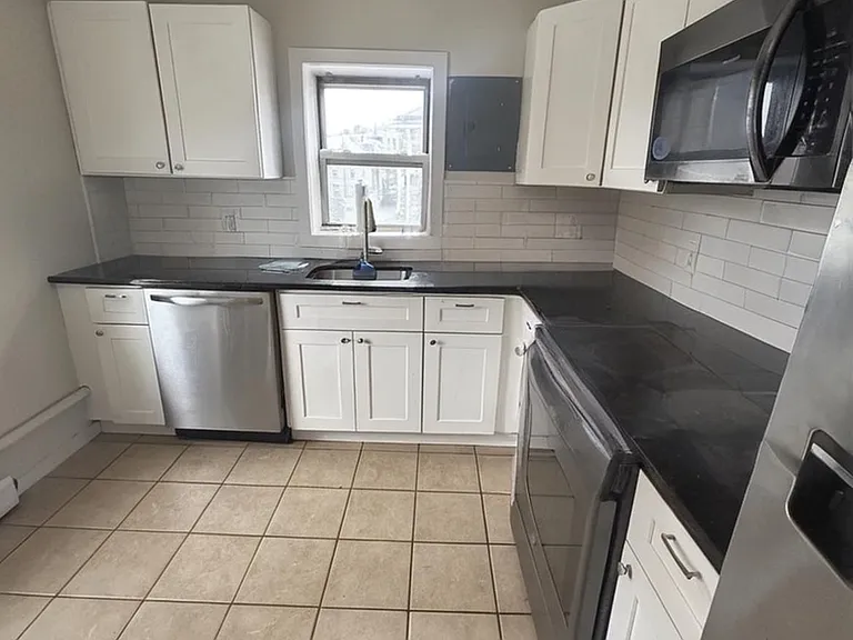 378 Thames St #1 — Photo 3