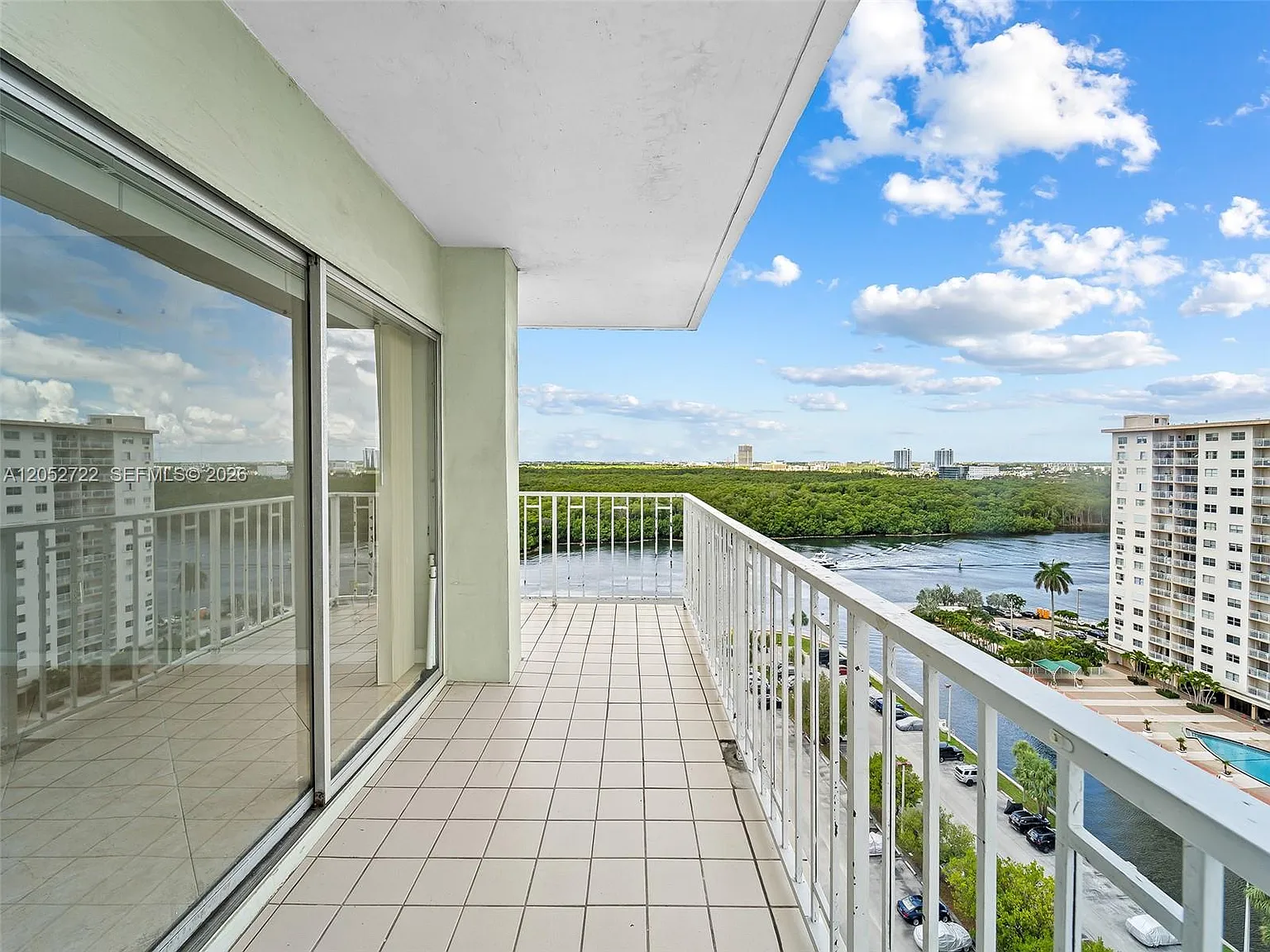 Arlen House West Condo — Photo 2