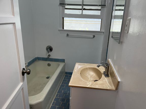 2nd image of 11238 Camarillo St #38