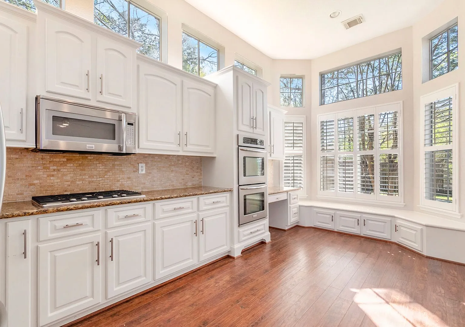 Spacious 2-Story, 5-Bedroom Home with a Pool in The Woodlands — Photo 3