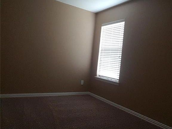 5th image of 320 Creekside Way