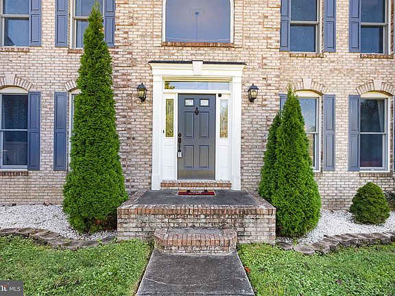 3rd image of 706 Woodsyde Cir