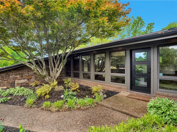 105 Woodcliff Cir, Springdale, AR 72764