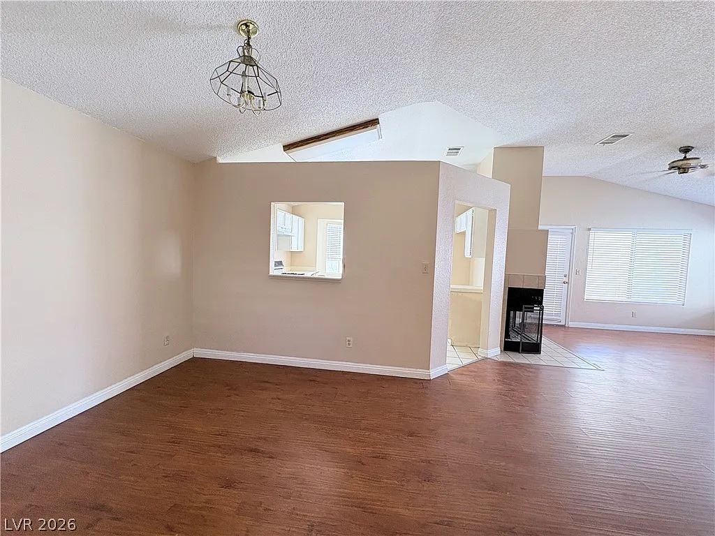 3 bed, 2.0 bath, 1338 sqft, $1,900 — Photo 3