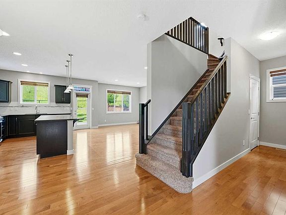 5th image of 80 E Sherwood Cres NW