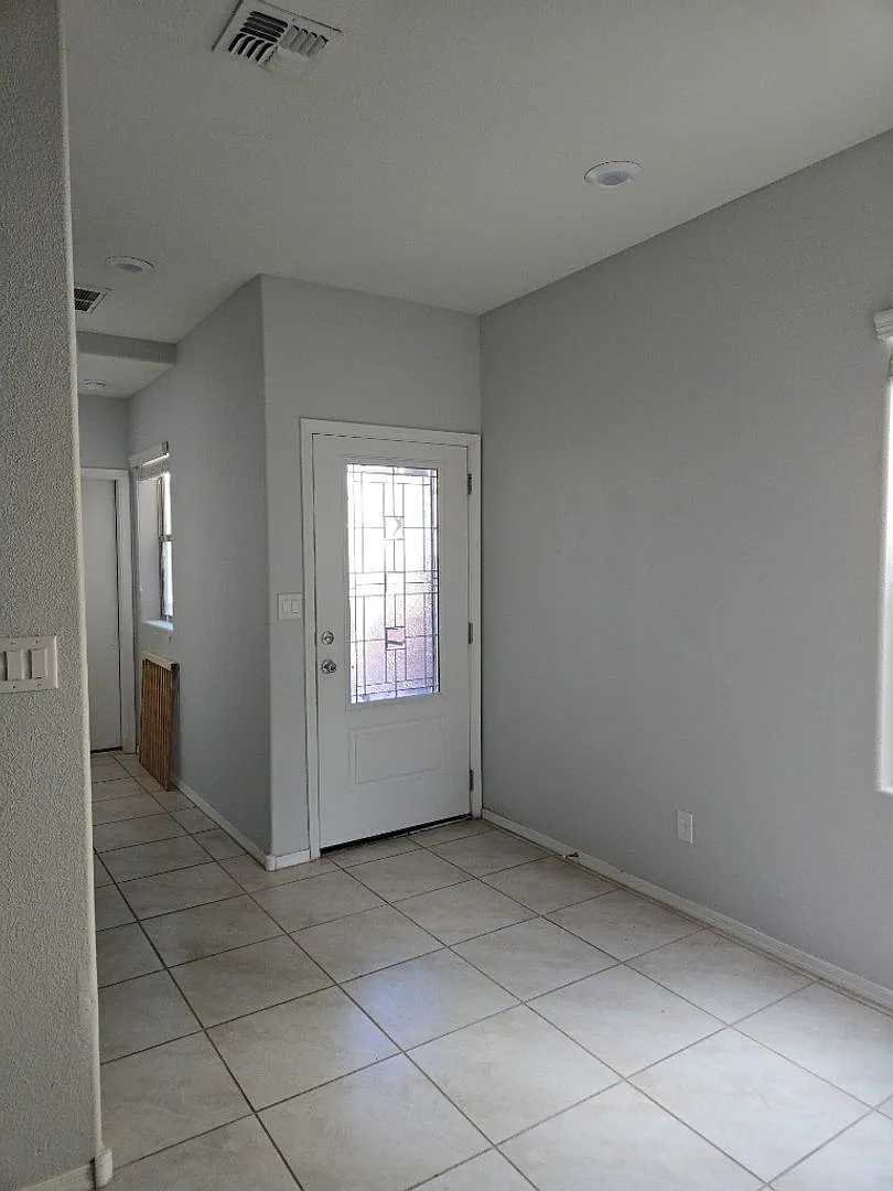3 Bedroom, 2.5 Bathroom Home! Schedule a Showing! — Photo 3