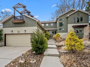 312 S River Ln, Geneva, IL 60134