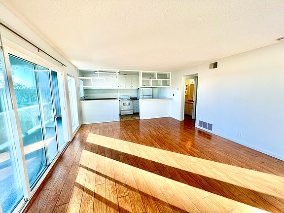 4th image of 928 Fletcher Ln APT 2