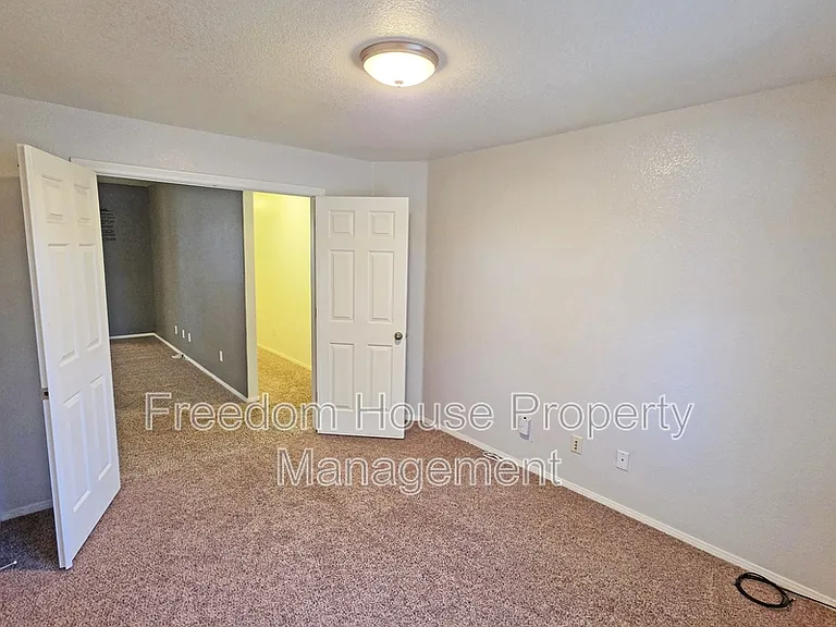 111 Mondale Ct — Photo 12