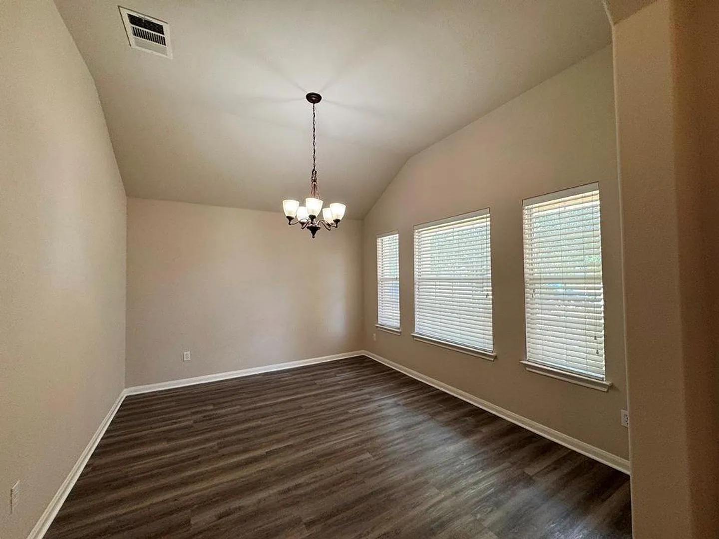 A warm, inviting home in the heart of Kyle's sought-after community! — Photo 4