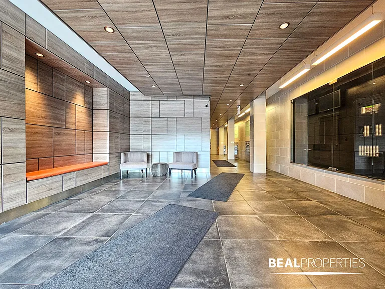 558 W Webster — Photo 4