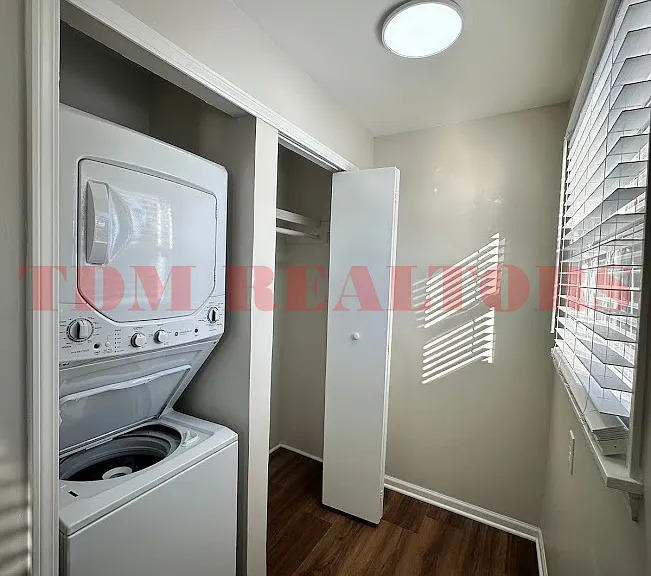 302 E Clinton St #4 — Photo 8