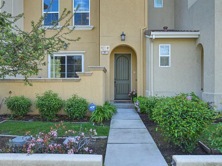 241 Okeefe Way — Photo 3
