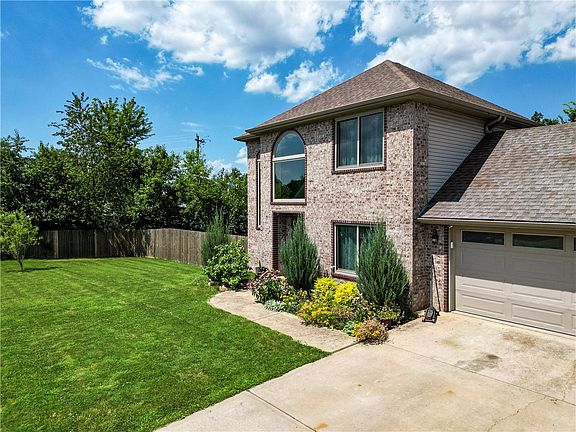 3rd image of 1905 W Countryside Ln