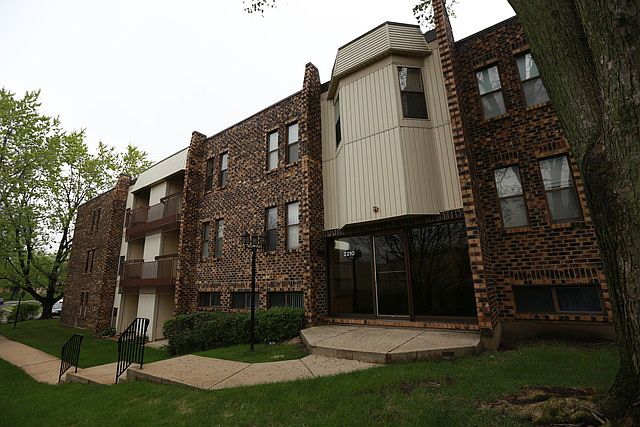 1st image of 2210 Country Club Dr APT 5