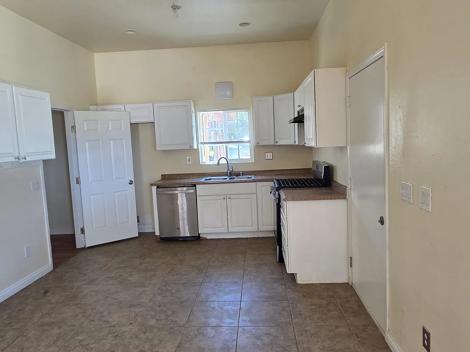 3312 W Ave N — Photo 3