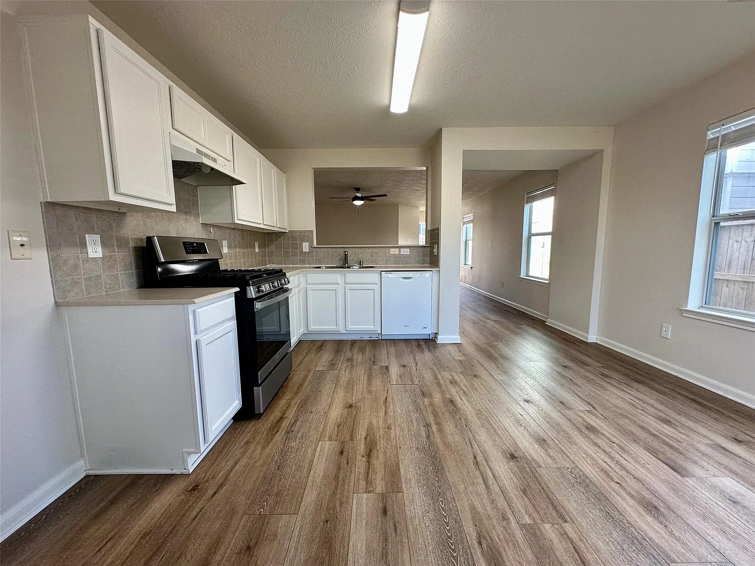 3 bed, 2.0 bath, 1563 sqft, $1,895 — Photo 3