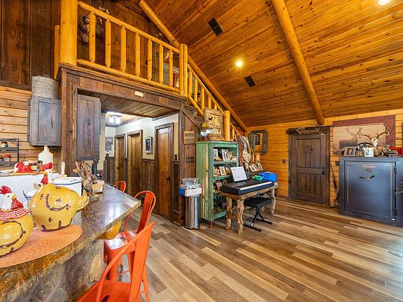 6th image of 11884 East Cres #398