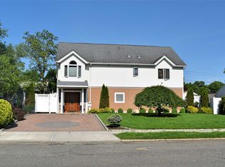 79 Cottonwood Ln, Westbury, NY 11590