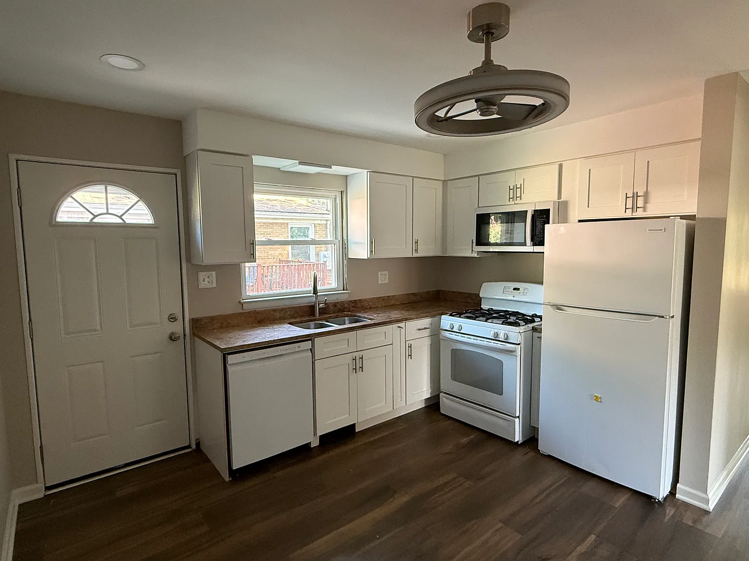 2 bed, 900 sqft, $1,950 — Photo 1